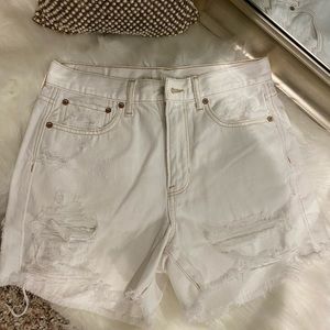 American Eagle size 4 white 90s boyfriend shorts